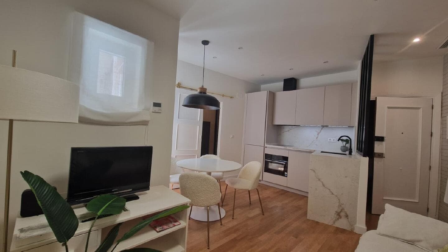 Apartamento reformado a estrenar en Plaza de Uncibay, Centro Histórico de Málaga (imagen 1)